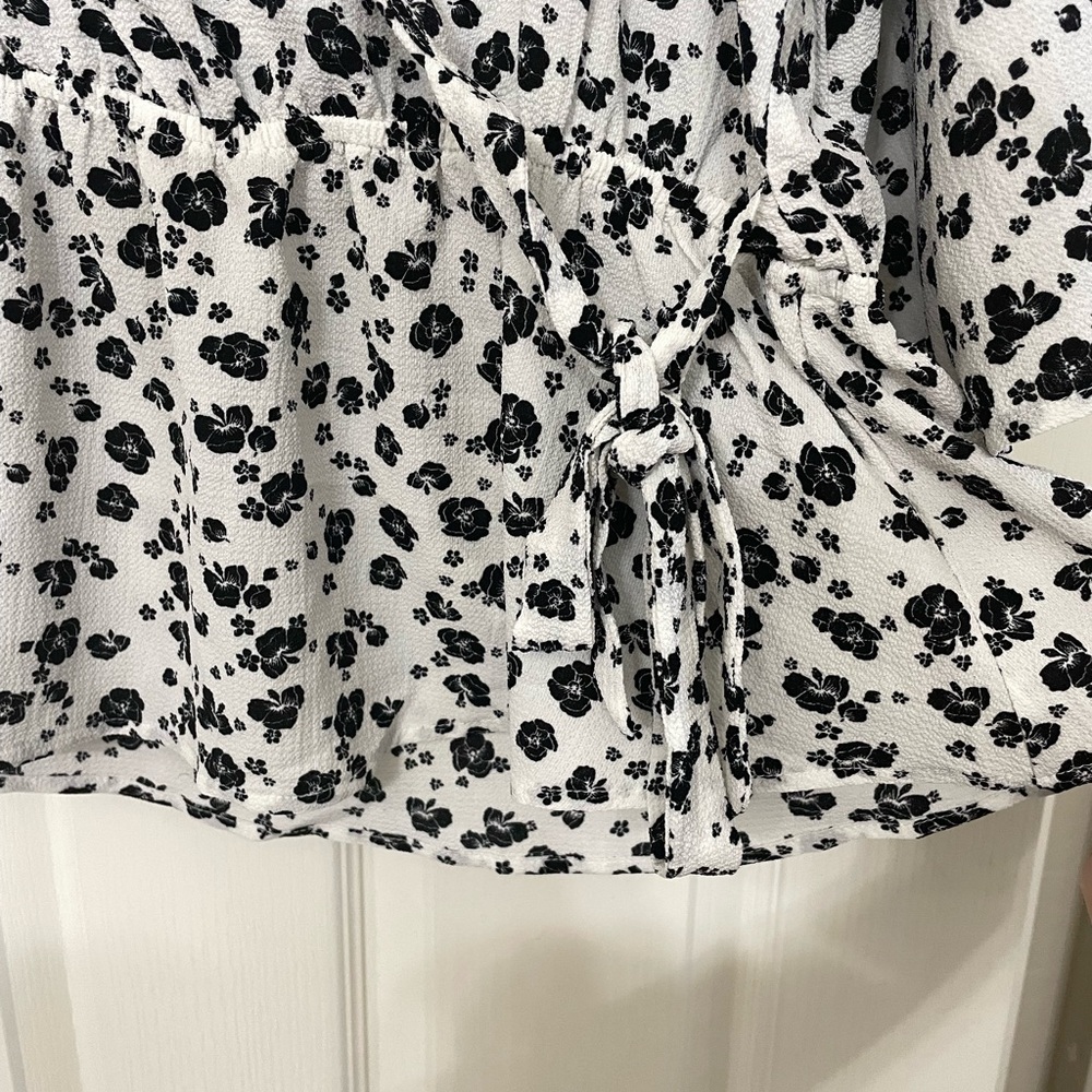 Zenobia Black & White Floral Peplum Tie Top - Picture 5 of 9